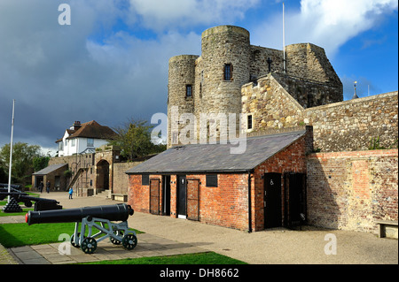 I cannoni in giardino al di fuori del castello di segale Foto Stock