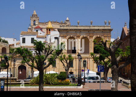 Torre saura palace a placa des nato, scene di strada, Ciutadella, Menorca, Spagna Foto Stock