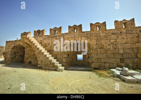 Le antiche mura della fortezza dal porto di Rodi, Grecia. Foto Stock