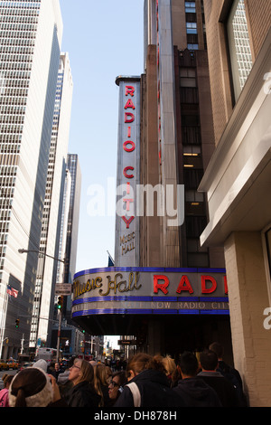 Radio City Music Hall sulla sesta Avenue, Avenue of the Americas. La città di New York, Stati Uniti d'America. Foto Stock