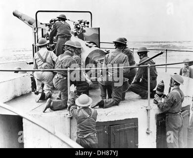 British gunners in maschere antigas preparare per la lotta contro l invasione della Germania 1940 Foto Stock