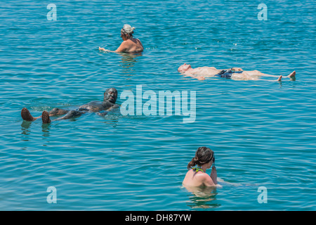 Il Mar Morto, la Giordania - Maggio 6, 2013 persone nuoto la balneazione nel Mar Morto Giordania Foto Stock