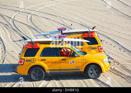 Due bagnini di parlare tra di loro dai loro suv su Hermosa Beach in California. Foto Stock