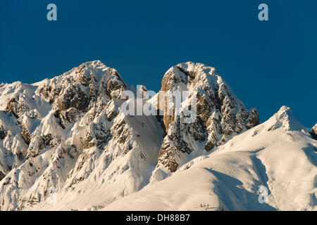 Paesaggio di montagna, Vomper mountain range in inverno, Mt Mittagsspitze e Mt Fiechter Spitze, montagne Karwendel, Tirolo Foto Stock