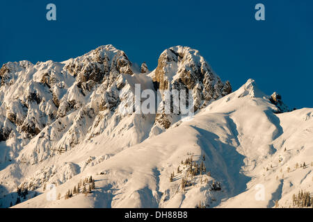 Paesaggio di montagna, Vomper mountain range in inverno, Mt Mittagsspitze e Mt Fiechter Spitze, montagne Karwendel, Tirolo Foto Stock