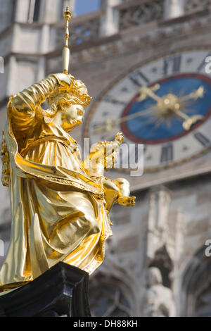 Statua Patrona Bavariae da Hubert Gerhard, 1593, sulla colonna mariana, piazza Marienplatz, Altstadt-Lehel distretto, a Monaco di Baviera Foto Stock