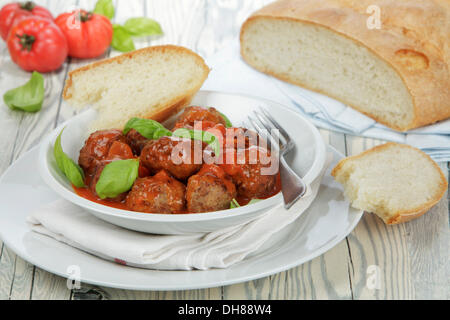Le polpette di carne in salsa di pomodoro con pane bianco Foto Stock