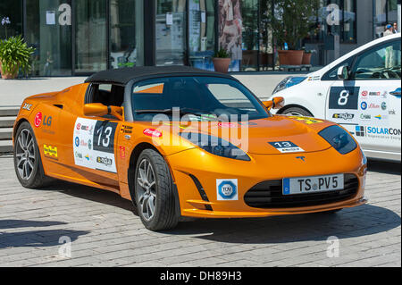 La Tesla Roadster, un americano di vettura sportiva elettrica prima del prologo di e-miglia 2012 da Monaco a San Moritz, Monaco di Baviera Foto Stock