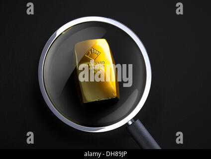 Gold bar sotto una lente di ingrandimento, rendering 3D, illustrazione Foto Stock