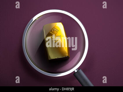 Gold bar sotto una lente di ingrandimento, rendering 3D, illustrazione Foto Stock