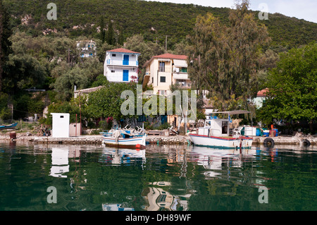 Barche da pesca nel villaggio greco di geni sull'isola di Lefkada Foto Stock