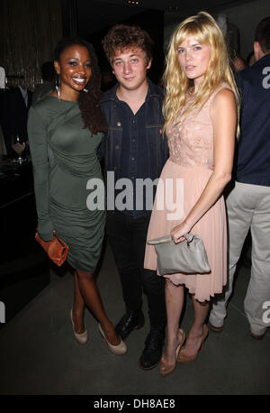 Shanola Hampton, Jeremy Allen White, Emma Greenwell frequentando una serata di British Fashion e arte presso Reiss di Los Angeles, California - 26.04.12 Foto Stock