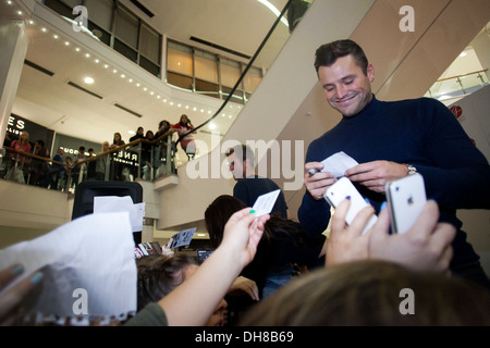 Il solo modo è Essex star Mark Wright firma autografi per i fan di St George's Shopping Centre di bloccaggio dello studente in caso Foto Stock