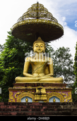 Golden grande statua del Buddha Foto Stock