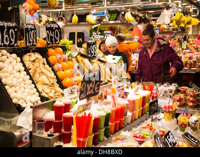 Una varietà di colorati, fruttato bevande sul ghiaccio in una Barcellona, Spagna market Foto Stock