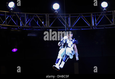 Aston Merrygold di JLS esibirsi sul palco durante lo sport Relief concerto all'O2 Arena di Londra Inghilterra - 24.03.12 Foto Stock