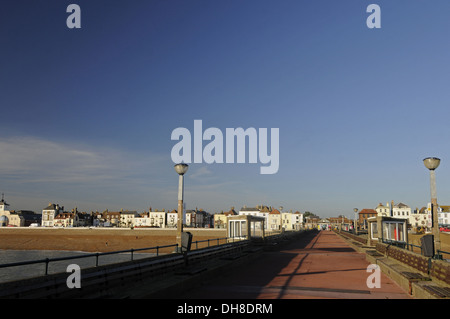 Vista sul mare dal molo per la spiaggia e la città Deal Kent England Foto Stock