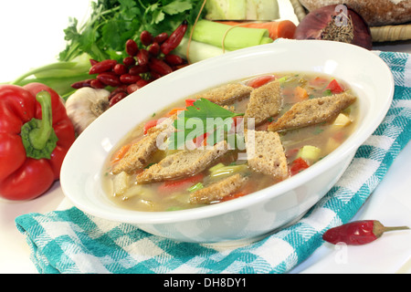 Una piastra con una colorata zuppa di pane Foto Stock