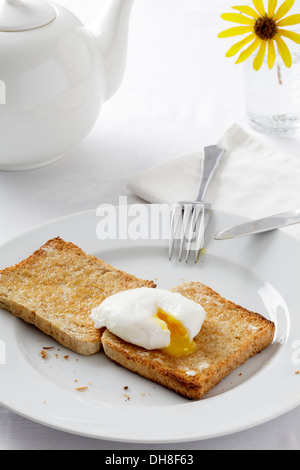 Uovo in camicia su toast Foto Stock