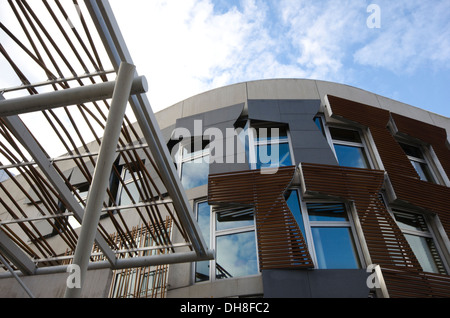 Vista esterna dell'edificio del Parlamento scozzese a Holyrood a Edimburgo, Scozia Foto Stock