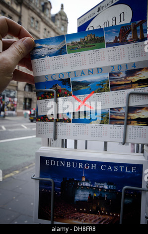 Una Scozia 2014 cartolina evidenziando la data del referendum per l indipendenza scozzese votazione. Foto Stock