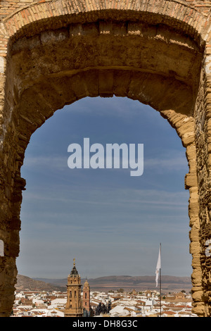 Città di Antequera visto entro l'ARCO DEI GIGANTI Andalusia Spagna Foto Stock