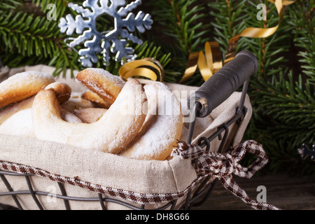 Close up di zucchero in casa cookie crescent servita nel cesto vicino albero di natale Foto Stock