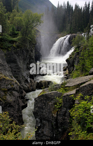 La cascata Rjukandefossen vicino a Hemsedal, Buskerud, Norvegia e Scandinavia Foto Stock