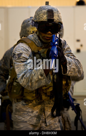 Senior Airman Arthur Moody, 91Missile delle forze di sicurezza degli stati, conduce un Quattro uomo fire team durante la 91Security Support Squadron tactical response force neofiti a Minot Air Force Base, N.D., Ott. 29. TRF prova processo può durare da sei a Foto Stock