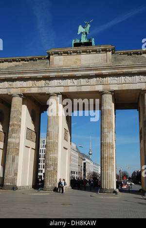 La Porta di Brandeburgo, Berlino, Germania, con la mitica Torre della TV in distanza. Foto Stock