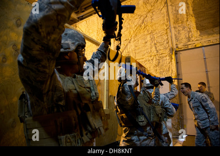 Master Sgt. Joseph Anderson, 91il supporto di sicurezza Squadron tactical response force sovrintendente, distrae i partecipanti durante il TRF neofiti a Minot Air Force Base, N.D., Ott. 29. La tattica di Forza di risposta è una centrale nucleare armi speciali e operazioni tattiche Foto Stock