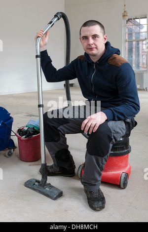 Barry Holliday, di anni 30, industriale personale di pulizia con aspirapolvere, Fairfield ufficiali rinnovo, Govan, Glasgow Foto Stock