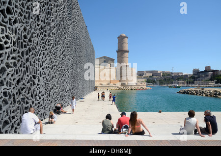 I turisti al di fuori del MUCEM Museum e Fort Saint Jean all'ingresso del Vieux Port Marsiglia Francia Foto Stock