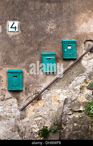 Tre caselle lettera su una parete fatiscente, Tivoli, Italia Foto Stock