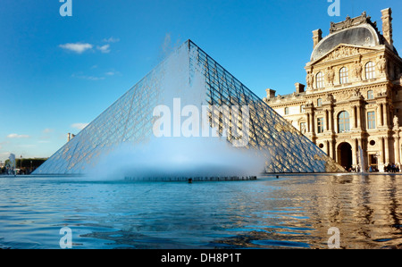 La fontana e la piramide in vetro nella parte anteriore del Louvre Foto Stock