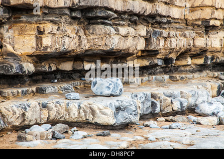 Strati di roccia in roccia al punto di Nash in Galles. Foto Stock