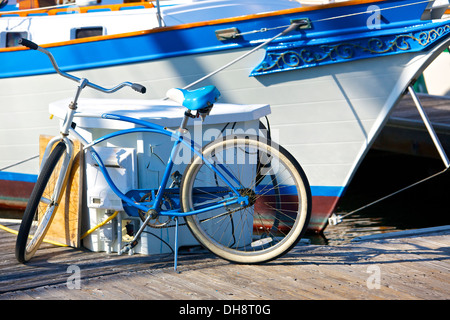 Con colori coordinati in barca e in bicicletta, Redondo Beach, California. Foto Stock