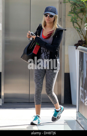 Ashley Tisdale sul suo modo di palestra in West Hollywood e Los Angeles, California - 28.03.12 Foto Stock