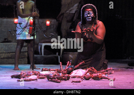 Verdi le Macbeth è trasportato in Africa da terzo mondo Bunfight. Direttore Brett Bailey e compositore Pieter Louis van Dijk. Foto Stock