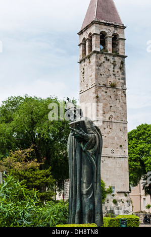 La monumentale statua di Grgur Gregorius di Nin situato nel Parco Dardin al di fuori del cancello dorato del Palazzo di Diocleziano, Split Foto Stock