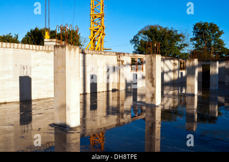 Nuovi muri in cemento armato e colonne su factory building site - Francia. Foto Stock