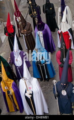 Nazarenos. I religiosi durante le processioni della Settimana Santa. È la più importante festività religiosa. Spagna Foto Stock