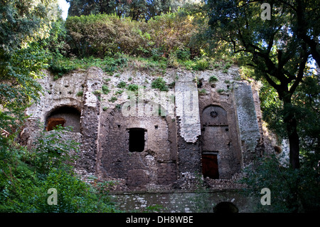 Rovine della Villa di Manlius Vopiscus, Villa Gregoriana, Tivoli, Italia Foto Stock