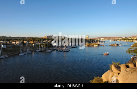 Waterside panorama comprendente il fiume Nilo in Egitto (Africa) al tempo di sera Foto Stock