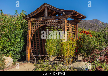 Un asiatico ispirato legno 'Luna Nuova Gate' presso il monte di meditazione in Ojai, California. Foto Stock