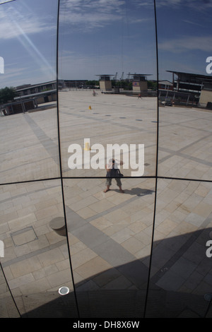 Riflessione nella sfera di metallo a Bristol Millennium Square Foto Stock