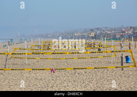 Fila di Beach Volley reti sulla spiaggia di Hermosa guardando a nord verso Manhattan Beach e El Segundo. In California, Stati Uniti d'America. Foto Stock