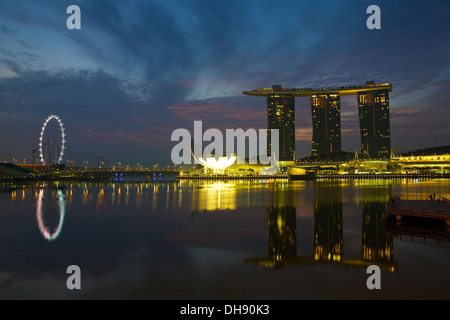 Marina Bay, la sabbia e il Singapore Flyer all'alba. Foto Stock