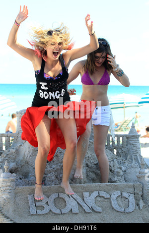 Lucy Hale e Ashley Benson stelle di ABC hit show 'abbastanza poco bugiardi' e Bongo spokeswomen hit Bongo Bikini Shack per un Foto Stock