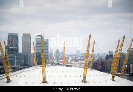 Vista aerea del Canary Wharf, O2 Dome e la penisola di Greenwich da Emirates Funivia Varcando il fiume Tamigi nella zona est di Londra. Foto Stock